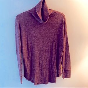 AR ribbed turtle neck. Loose fitting.
